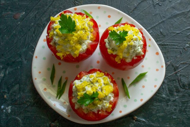 Украшаем листиками петрушки и мелко нарезанным зеленым луком. Украшаем листиками петрушки и мелко нарезанным зеленым луком.