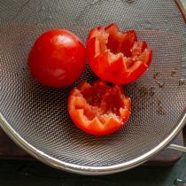 Кладём на дуршлаг так, чтобы из них вытекала выделяющаяся вода. Кладём на дуршлаг так, чтобы из них вытекала выделяющаяся вода.