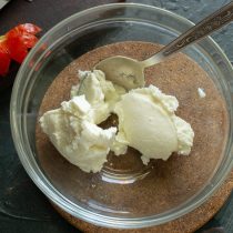 Кладём в мисочку жирный домашний творог. Кладём в мисочку жирный домашний творог.