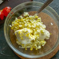 Добавляем нарезанное яйцо к творогу. Добавляем нарезанное яйцо к творогу.