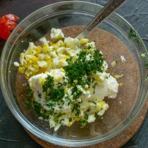 Добавляем мелко нарезанный укроп. Добавляем мелко нарезанный укроп.