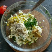 Добавляем столовую горчицу и майонез. Добавляем столовую горчицу и майонез.