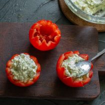 Кладём по две столовые ложки начинки в каждый помидор. Кладём по две столовые ложки начинки в каждый помидор.