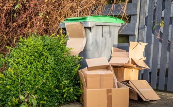 Вторая жизнь картонных коробок: грядка из картона без вскапывания Вторая жизнь картонных коробок: грядка из картона без вскапывания.