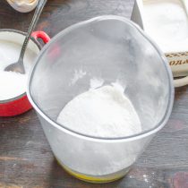 Насыпаем 1\2 чайной ложки соли, 1 чайную ложку сахара и 1\3 чайной ложки пищевой соды. Насыпаем 1\2 чайной ложки соли, 1 чайную ложку сахара и 1\3 чайной ложки пищевой соды.