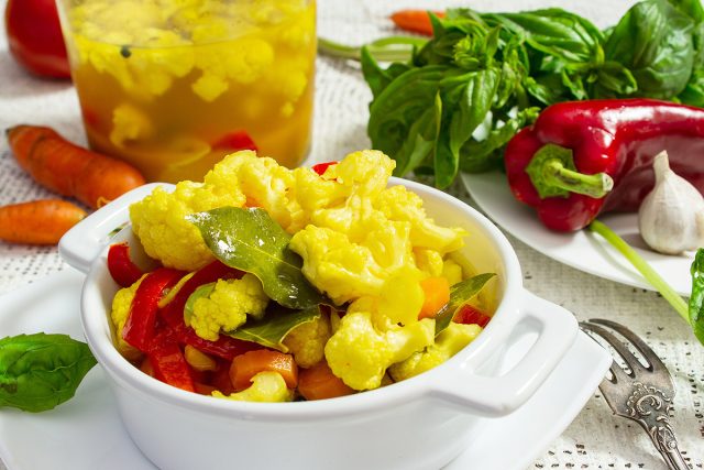 Цветная маринованная капуста с чесноком Цветная маринованная капуста с чесноком