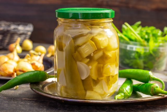Маринованные огурцы с луком и зеленым чили на зиму Маринованные огурцы с луком и зеленым чили на зиму
