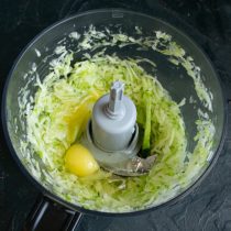 К тёртому цуккини добавляем куриные яйца и растопленное масло. К тёртому цуккини добавляем куриные яйца и растопленное масло.