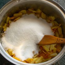 Когда фрукты и кожура станут мягкими, насыпаем сахарный песок. Когда фрукты и кожура станут мягкими, насыпаем сахарный песок.