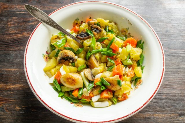 Картофельный салат с грибами и соусом винегрет такой вкусный и простой, что его можно готовить хоть каждый день. Картофельный салат с грибами и соусом винегрет такой вкусный и простой, что его можно готовить хоть каждый день.