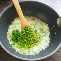 Бросаем нарезанный мелко лук и сельдерей. Бросаем нарезанный мелко лук и сельдерей.