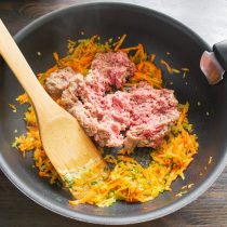 К обжаренным овощам добавляем охлажденный мясной фарш из нежирной говядины или телятины. К обжаренным овощам добавляем охлажденный мясной фарш из нежирной говядины или телятины.