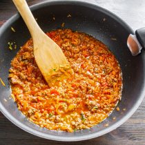 Вливаем мясной или куриный бульон. Вливаем мясной или куриный бульон.