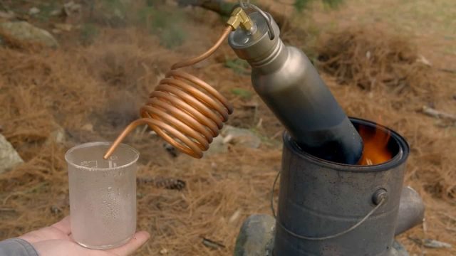 Можно прибегнуть к дистилляции: выпарить воду, охладить, а появившийся конденсат собрать. Можно прибегнуть к дистилляции: выпарить воду, охладить, а появившийся конденсат собрать.