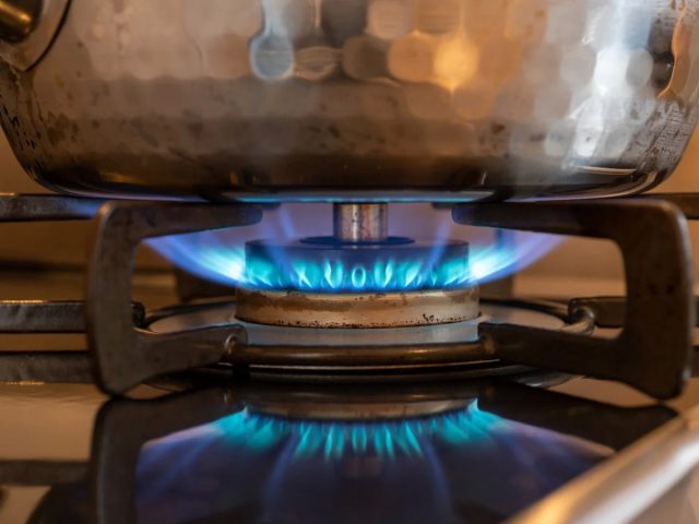 Можно купить для дачи газовую плитку и сделать запас заправленных газом баллонов. Можно купить для дачи газовую плитку и сделать запас заправленных газом баллонов.