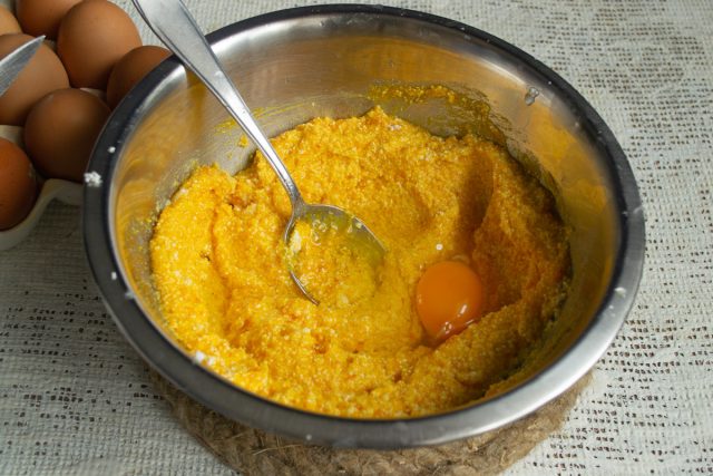 Добавляем лимонный сок и куриные яйца в миску, перемешиваем ингредиенты до однородности. Добавляем лимонный сок и куриные яйца в миску, перемешиваем ингредиенты до однородности.