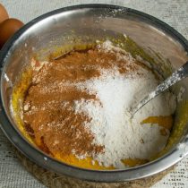 Насыпаем чайную ложку с небольшой горкой молотой корицы. Насыпаем чайную ложку с небольшой горкой молотой корицы.