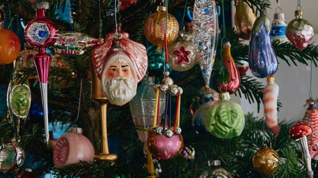 Если вы смогли сохранить елочные игрушки тех далеких лет - отлично. Можно украсить ими елку или воссоздать дома «уголок ностальгии». Если вы смогли сохранить елочные игрушки тех далеких лет - отлично. Можно украсить ими елку или воссоздать дома «уголок ностальгии».