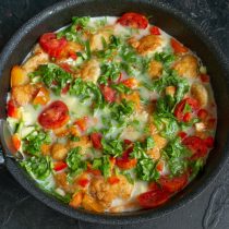 Затем вливаем в сковороду яичную смесь.