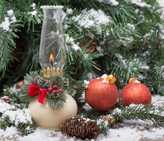 Рождественские венки, гирлянды из хвойных веточек с новогодними игрушками, композиции из веток сделают участок наряднее и сразу задают праздничное настроение. 