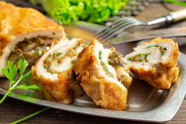 Куриный рулет с грибами и сыром Куриный рулет с грибами и сыром