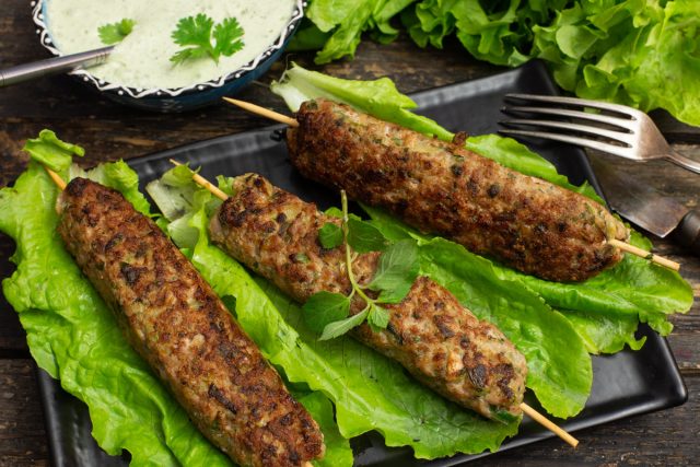 Мясной кебаб по-египетски с мятой и кинзой Мясной кебаб по-египетски с мятой и кинзой