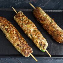 Выкладываем готовый мясной кебаб на тарелку. Выкладываем готовый мясной кебаб на тарелку.