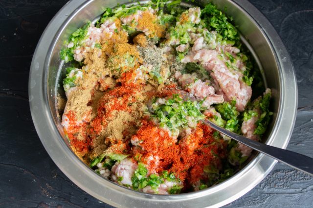 Приправляем: насыпаем соль по вкусу, добавляем по чайной ложке копченой паприки и порошка карри. Приправляем: насыпаем соль по вкусу, добавляем по чайной ложке копченой паприки и порошка карри.