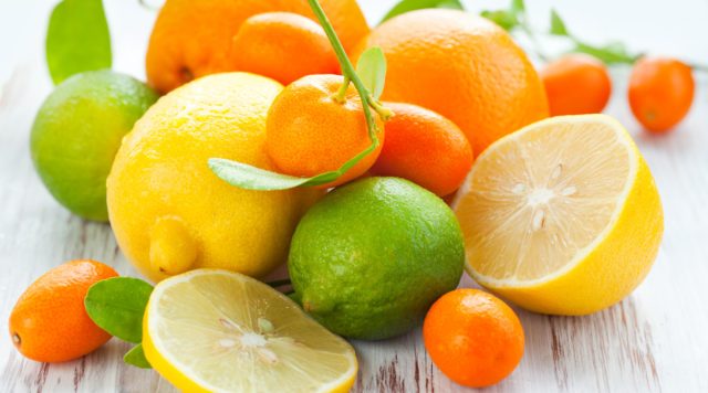 Обнаружить вместилища эфирных масел в некоторых растениях довольно легко. В кожуре цитрусовых, например, они находятся в округлых капсулах.