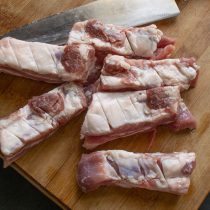 Надрезаем мясо на ребрышках наискосок. Надрезаем мясо на ребрышках наискосок.