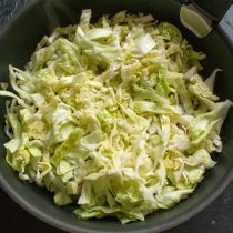 Добавляем нарезанную капусту, солим по вкусу. Добавляем нарезанную капусту, солим по вкусу.