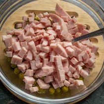 Варёную куриную ветчину нарезаем небольшими кубиками. Варёную куриную ветчину нарезаем небольшими кубиками.