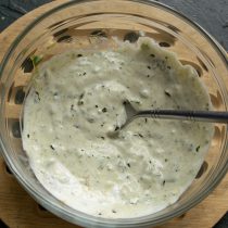 Смешиваем заправку, по вкусу солим. Смешиваем заправку, по вкусу солим.