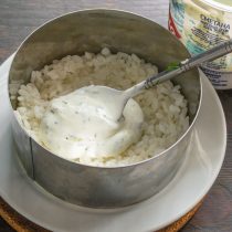 Смешиваем майонез, жирную сметану, 1-2 столовые ложки мелко нарезанного укропа и васаби. Смешиваем майонез, жирную сметану, 1-2 столовые ложки мелко нарезанного укропа и васаби.