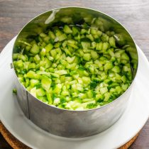 Нарезаем огурцы мелкими кубиками. Нарезаем огурцы мелкими кубиками.