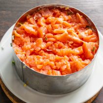Нарезаем филе форели мелкими кубиками. Нарезаем филе форели мелкими кубиками.
