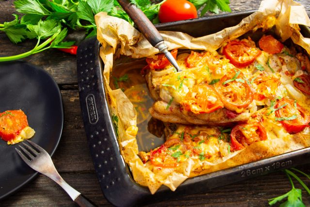 Свиная корейка с овощами и сыром в духовке Свиная корейка с овощами и сыром в духовке