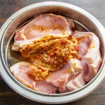 Нарезанную корейку кладем в миску, втираем приправы в мясо. Нарезанную корейку кладем в миску, втираем приправы в мясо.