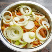 Нарезанный лук добавляем к мясу. Нарезанный лук добавляем к мясу.