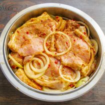 Смешиваем мясо с луком, оставляем на 10-15 минут. Смешиваем мясо с луком, оставляем на 10-15 минут.