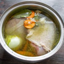 Кладем голени индейки, вливаем 1,5 л холодной воды. Кладем голени индейки, вливаем 1,5 л холодной воды.