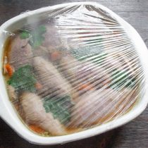 Затягиваем форму пищевой пленкой и убираем в холодильник. Затягиваем форму пищевой пленкой и убираем в холодильник.