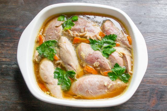 Заливное из индейки с соевым соусом очень вкусно съесть с хреном или горчицей. Заливное из индейки с соевым соусом очень вкусно съесть с хреном или горчицей.