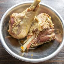 Вареную индейку достаем из кастрюли. Вареную индейку достаем из кастрюли.