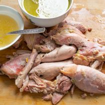 Разбиваем мясо на крупные куски. Разбиваем мясо на крупные куски.