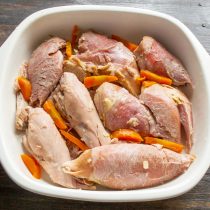 В неглубокую форму или тарелку с бортиками выкладываем кусочки индейки и вареную морковку в один слой. В неглубокую форму или тарелку с бортиками выкладываем кусочки индейки и вареную морковку в один слой.