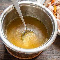 Добавляем растворенный в бульоне желатин и все хорошо перемешиваем. Добавляем растворенный в бульоне желатин и все хорошо перемешиваем.