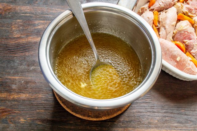 На небольшом огне нагреваем бульон почти до кипения, но не кипятим! На небольшом огне нагреваем бульон почти до кипения, но не кипятим!