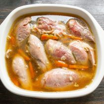 Добавляем в бульон соевый соус и выливаем в форму на индейку. Добавляем в бульон соевый соус и выливаем в форму на индейку.