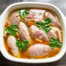 Украшаем блюдо несколькими листиками свежей петрушки. Украшаем блюдо несколькими листиками свежей петрушки.